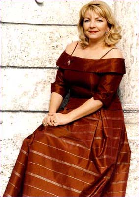 Marja-Leena Varpio vor dem Schloss Haimhausen